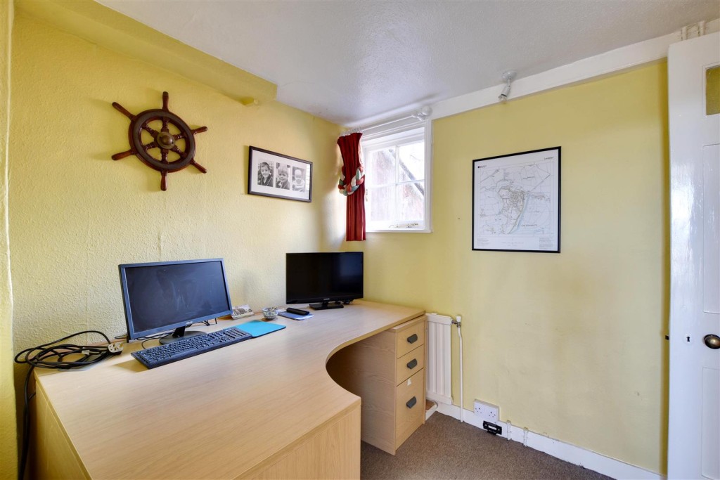 Lot: 129 - PERIOD HOUSE FOR IMPROVEMENT - Office
